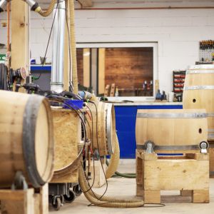 Produktion von Badefässern und Produkten aus Eichenfässern in der Fass Schmiede