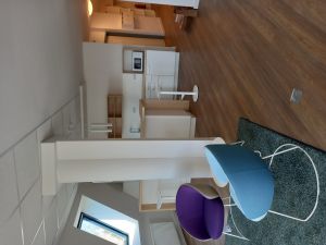 Mitarbeiterbereich mit Küche und Loungebereich