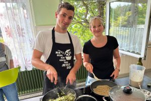 Bei einem Kochkurs für Mitarbeitende zum Thema „Gesunde Ernährung im Alltag“.  Im Rahmen unseres bet